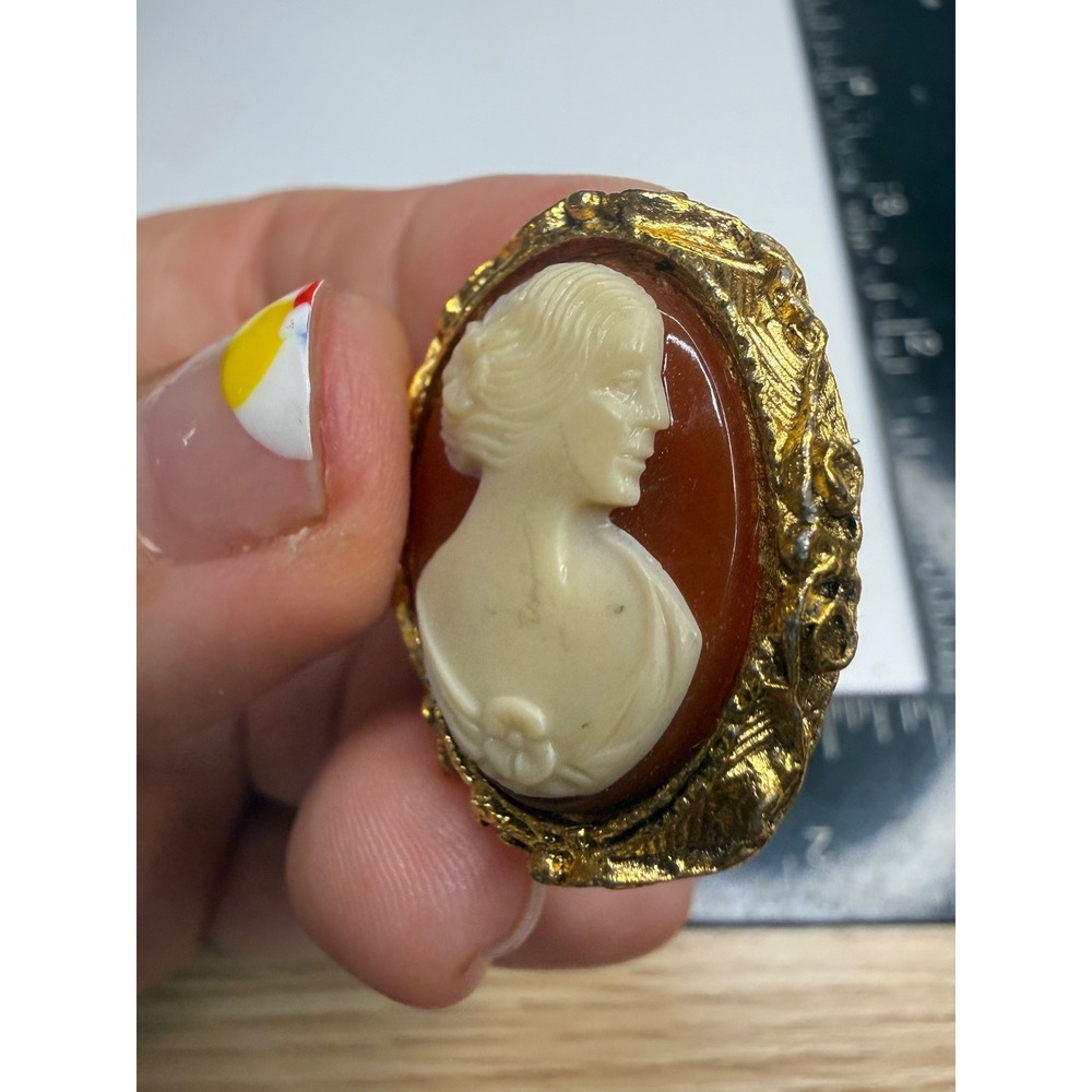 Vintage Cameo Brooch Gold Tone Ornate Frame Cream and Brown Oval Pin
